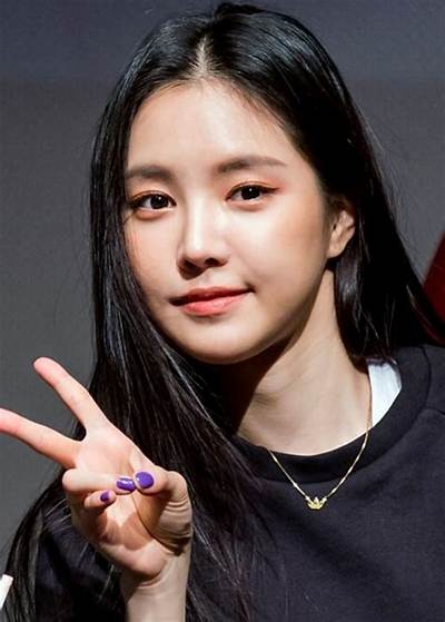 Son Na-Eun Biography, Age, Height, Husband, Net Worth, Family